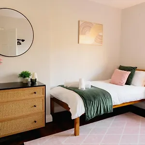 Bowling Terrace By Above Rubies - Stylish, 3 Bedroom, Pet Friendly House In , Skipton United Kingdom