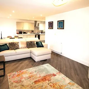 - Rawmarsh - Great Customer Feedback - 2 Bed - New Build - High End Furnishings - Wheel Chair Accessible - Large Enclosed Garden - Dog Friendly , Rotherham United Kingdom